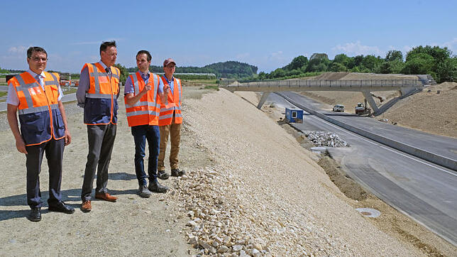 Besuch des Regierungspräsidenten auf der B-31-Baustelle: Projektleiter Jens Kehrer (Zweiter von rechts) erläutert Klaus Tappeser den ...