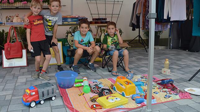 Früh übt sich, wer ein Meisterverkäufer werden will: Spielzeug fand sich beim zweiten Garagenflohmarkt der Siedlergemeinschaft in ...