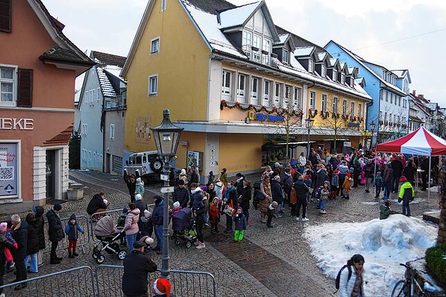 Bild 20: Besuch des Nikolauses in Tiengen sorgt für viele strahlende Kinderaugen