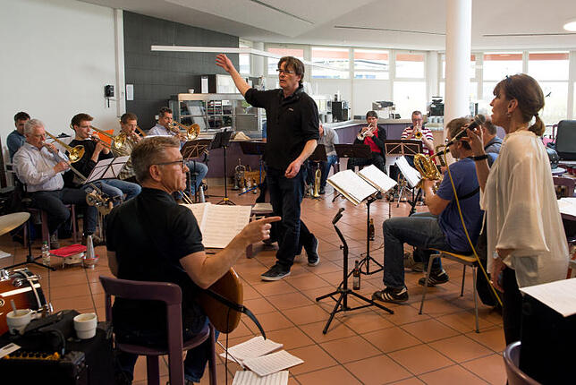 Nach den getrennten Workshops von Bläsersektionen, Rhythmusgruppe und Sängerinnen kamen alle zur gemeinsamen Probe zusammen.