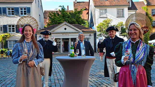 2020: Symbolisches Weinfest mit den Meersburger Trachten Pia Dreher, Urban Bernhard, Peter Schmidt und Monika Oeschger (von links). ...