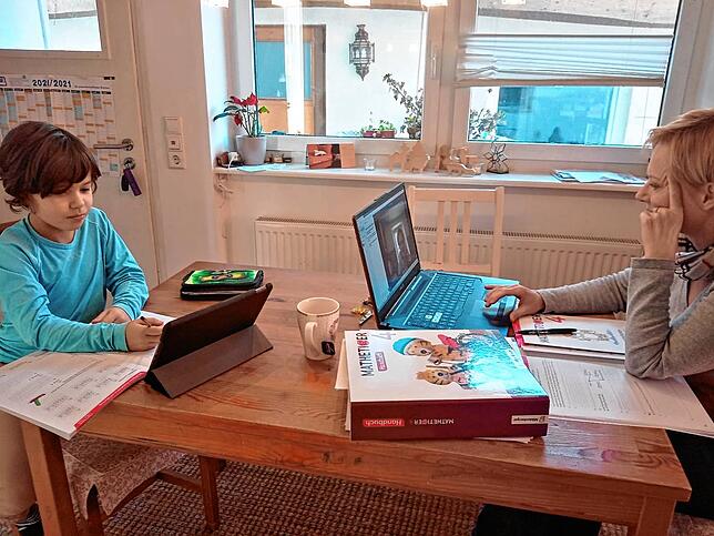 Gemeinsame Lern- und Lehrgemeinschaft: Grundschullehrerin Karin Latk   mit ihrem Sohn Ilias   in der Küche ihres Hauses.