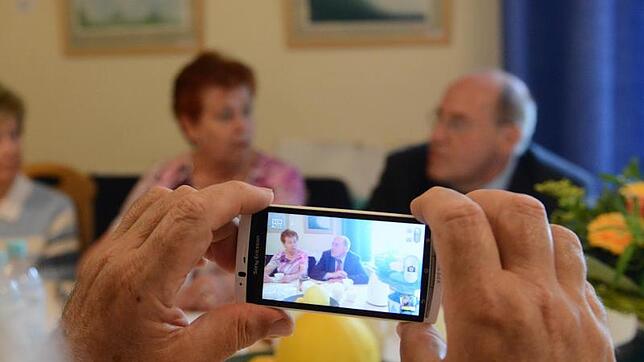 Heutzutage besitzen auch viele Senioren ein Smartphone. Doch die Bedienung ist oftmals schwierig.