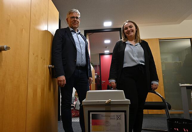 Wahlleiter Michael Moser und seine Stellvertreterin Jasmin Muffler sind mit dem bisherigen Wahlverlauf in Überlingen zufrieden.