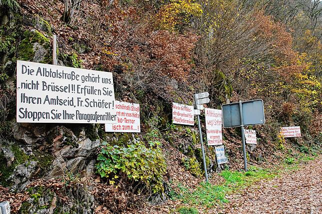 Protestschilder am oberen Eingang zur Tunnelstrecke. &bdquo;Wurde die Albtalstraße für Mopsfledermäuse gebaut?&ldquo;, heißt es auf ...