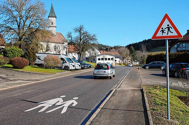 Ein Piktogramm und ein Verkehrsschild &bdquo;Achtung Kinder&ldquo; an der Ortsdurchfahrt von Oberalpfen. Wird trotzdem zu schnell ...