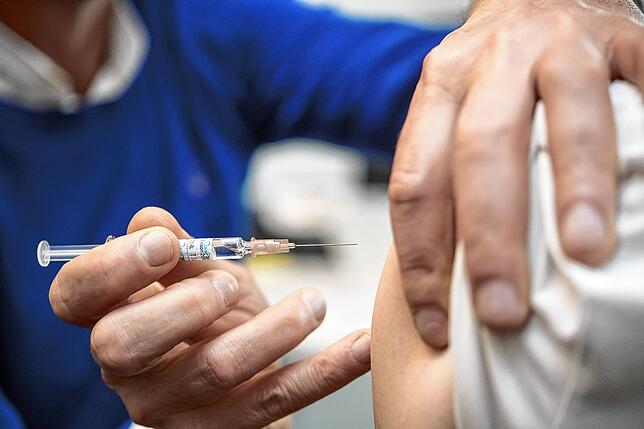 Die Grippeschutzimpfung kann nicht nur eine Influenza-Erkrankung verhindern – gerade bei Älteren senkt sie auch das Herzinfarkt- ...