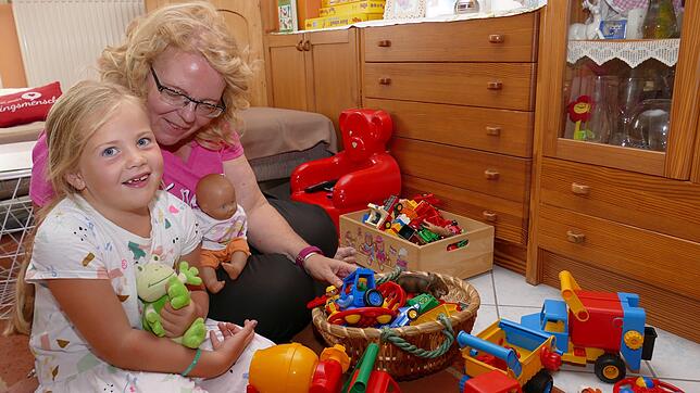 Tagesmutter Gerlinde Niete und ihr Tageskind Saskia Mayer verstehen sich blendend und pflegen eine liebevolle Beziehung miteinander.
