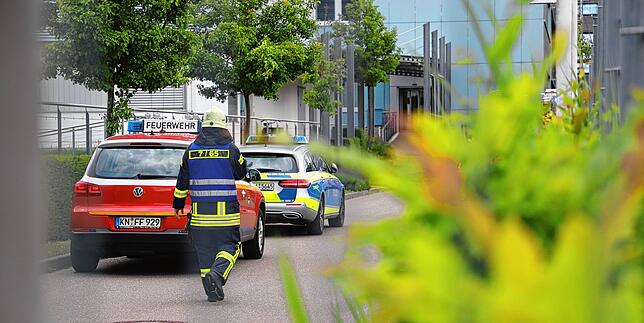 Am frühen Abend dauert der Einsatz im Industriegebiet noch an.