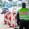 Ein Bundespolizist am Grenzübergang von Weil am Rhein.