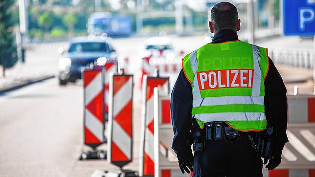 Ein Bundespolizist am Grenzübergang von Weil am Rhein.