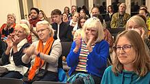 Ein nachdenkliches, aber zufriedenes Publikum ist zur Podiumsdiskussion „Europa rückt nach rechts“ gekommen, einer Veranstaltung im ...