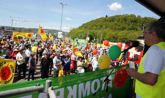 Mit Worten: Blick auf den Platz vor dem deutschen Zoll, wo die Demonstranten sich sammeln und flammende Reden hören, Grünen-Kreisrat ...