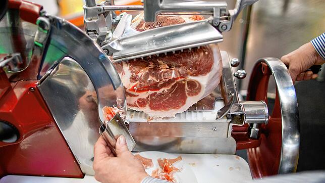 Parmaschinken schmeckt hauchdünn geschnitten am besten &ndash; Fett ist indes eines der Hauptinhaltsstoffe.