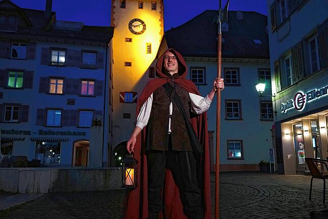 Thomas Völk führt als Nachtwächter Josef durch die Altstadt von Waldshut.