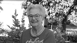 Priska Knoblauch 2023 im Alter von 85 Jahren in ihrem Garten. Jetzt ist die hilfsbereite Doegernerin im Alter von 87 Jahren verstorben.