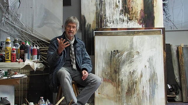 Der Singener Künstler Gero Hellmuth siedelt seine Kunst im gesellschaftspolitischen Kontext an. Das Archiv-Bild zeigt ihn in seinem ...
