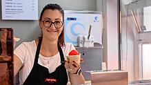 Mona Scarpello hinter dem Tresen des „Peppe Eiscafé & Deli“. Hier serviert seit Mitte August gemeinsam mit ihrem Mann Giuseppe Eis, ...