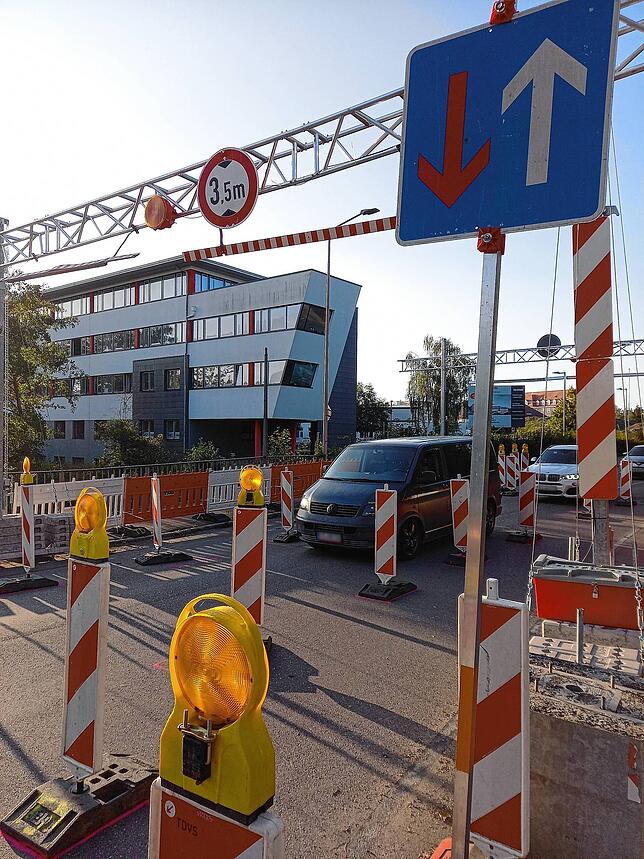 In Richtung VS-Pfaffenweiler hat der Verkehr Vorrang, der Gegenverkehr in Richtung Mönchweiler muss sich gedulden.