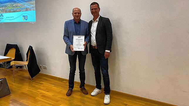 Der Gemeindekämmerer Kurt Fürst (links) bekommt von Bürgermeister Patrick Stärk eine Urkunde für 40 Jahre im öffentlichen Dienst ...