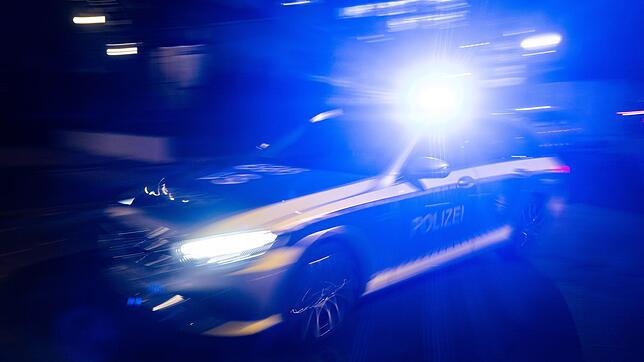Bei einem Einsatz verliert ein Polizist die Kontrolle über den Streifenwagen. (Symbolbild)