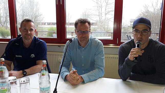 Standen beim Fan-Talk Rede und Antwort (von links): Schwenningens Manager Jürgen Rumrich, Michael Werner als geschäftsführender ...