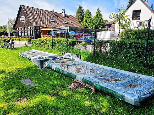 Baustopp: Der Zaun, der Bodensee und Bodenseeradweg am Campingplatz Birnau-Maurach voneinander trennt, ist noch nicht ganz fertig gebaut.