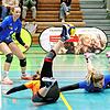 Vergeblich versuchen Sonja Kühne und Nikola Strack (rechts) den Ball zu erreichen. Rückkehrerin Michelle Feuerstein (links) verfolgt ...