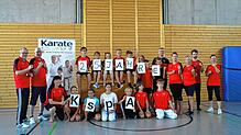 Die erfolgreichen Teilnehmer am 25. Karatesport-Abzeichen bei der Karateschule Bad Säckingen mit den Trainern und Helfern. Foto: ...