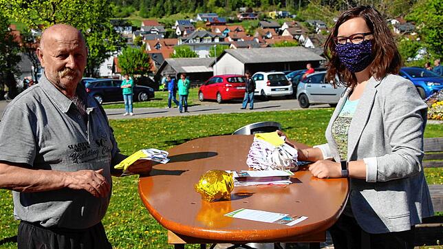 Unser Bild vom ersten Verteilungstag am Donnerstag zeigt Heinz-Jürgen Koulmann, er erhält von Lena Hettich zwei Schutzmasken. Bild: ...