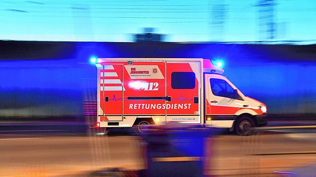 Ein Rettungswagen ist mit eingeschaltetem Blaulicht im Einsatz. (Symbolbild)
