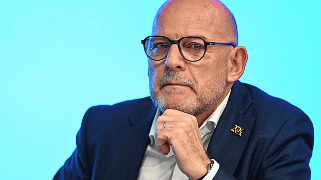 Winfried Hermann, Verkehrsminister von Baden-Württemberg, sitzt im Landtag bei einer Pressekonferenz.
