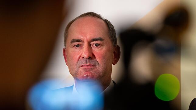 Hubert Aiwanger zufolge solle es Kürzungen beim Bürgergeld geben, um stattdessen die Wirtschaft zu fördern.