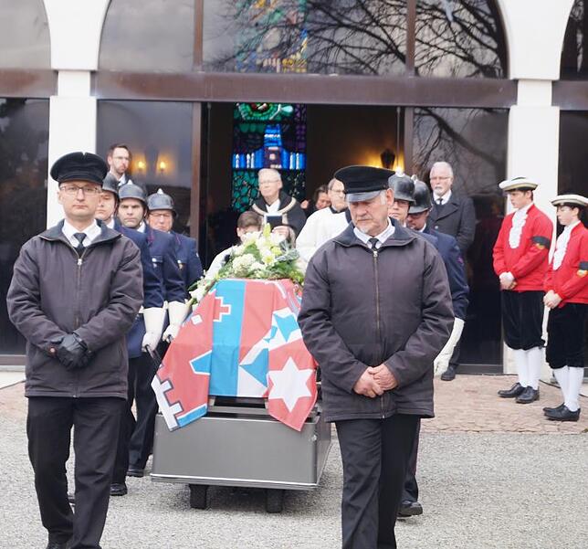 Eine Abordnung der Feuerwehr Meersburg fungiert als Sargträger bei den Beerdigungsfeierlichkeiten am Samstagmittag.