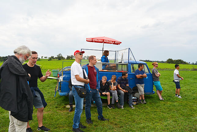 Die Vereinsmitglieder des Segelfliegclubs Markdorf und des Drachen- und Gleitschirmfliegerclubs Friedrichshafen zeigen gegenseitig ...