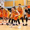 Angeführt von Matchwinner David Cohn (vorn), feierten die Schwenninger Basketballer gemeinsam mit den Fans den Sieg.