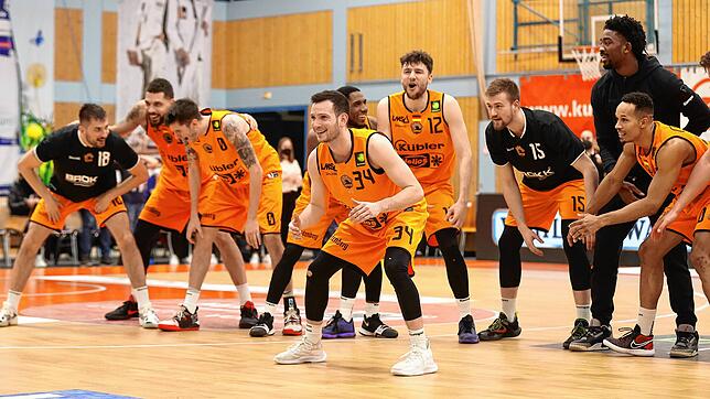 Angeführt von Matchwinner David Cohn (vorn), feierten die Schwenninger Basketballer gemeinsam mit den Fans den Sieg.