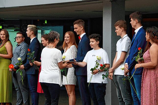 Auf den Handschlag muss Direktorin Simone Duelli-Meßmer in diesem Jahr bei der Zeugnisübergabe verzichten, nicht aber auf herzliche ...