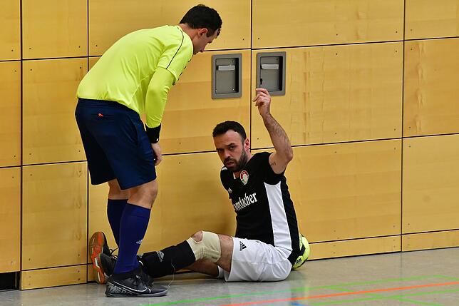 Bild 3: SV 08 Laufenburg stürmt gegen Spvgg. Andelsbach furios ins Endspiel