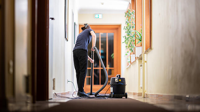Auch 2024 werden Vollzeit-Beschäftigte mit Mindestlohn ein höheres Einkommen haben als Bürgergeld-Beziehende.