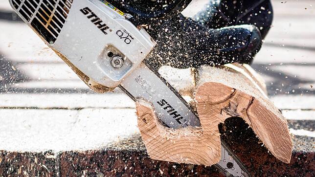 Eine Stihl-Kettensäge im Einsatz &ndash; das Unternehmen ist Weltmarktführer. Doch die Bedingungen in Baden-Württemberg setzen der Firma ...