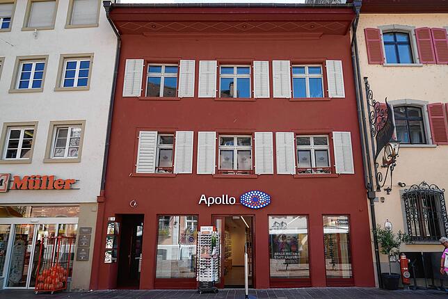 Mehr als 300 Jahre hat sich in der Kaiserstraße 31 die Ratsapotheke befunden. Nun hat das Geschäft von Apollo Optik eröffnet. Die ...