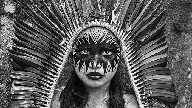 Brasilien, Rio Gregorio: Bela Yawanawa aus dem Dorf Mutum mit Kopfschmuck und bemaltem Gesicht, fotografiert vom brasilianischen ...