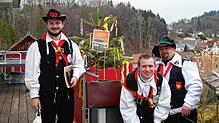 Die Stumpenmacher Tobias Winkler (v.l.) und Simon Knecht werden beim Verkauf des Narrenblättles von Patrick Reuter, Zimmerer aus ...