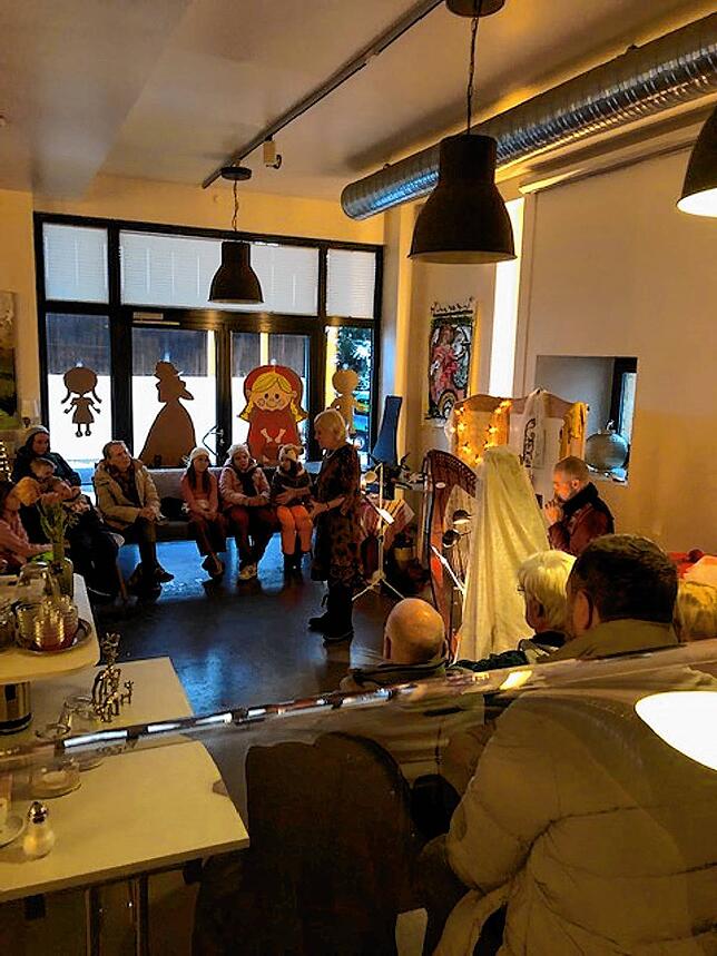 Roswitha Leonhard-Gundel beim voll in Ihrem Element in der Märchenstunde bei Nikolausbummel im Hotel Holzscheiter in Lottstetten.