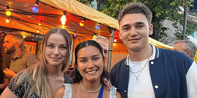 Cindy Krüger (Mitte) feiert gemeinsam mit ihren Freunden Victoria Munt (20) und Benjamin Schert (22) auf dem Dorffest ihren 20. Geburtstag.