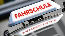 Die Staatsanwaltschaft Hechingen erhebt Anklage gegen einen 41-jährigen Fahrschullehrer aus dem Kreis Sigmaringen. Ihm wird vorgeworfen, ...