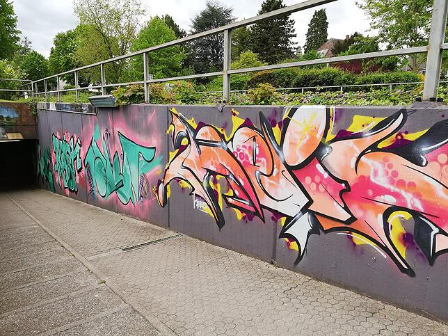 Die bunten Graffitis entstanden vor wenigen Tagen