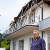 Waltraud Bihl steht vor dem Haus, dessen Dachstuhl in der Nacht auf Samstag abgebrannt ist. Eine Plane schützt es gegen Regen. Ein ...