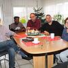 Sie bemühen sich darum, dass Buba Jaiteh (Zweiter von links) dauerhaft hier bleiben kann: von links Peter Gilly, Oliver Gilly, Manfred ...
